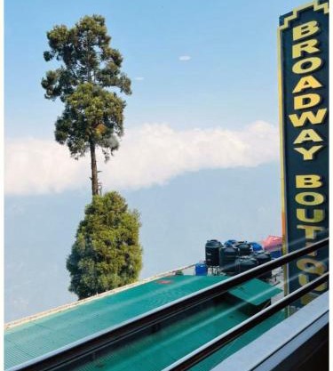 A Premium Luxury Valley View 'Hotel Broadway Boutique Mall Road Darjeeling' - Near Chowrasta And Chauk Bazar - Prime Location - Best Seller in City