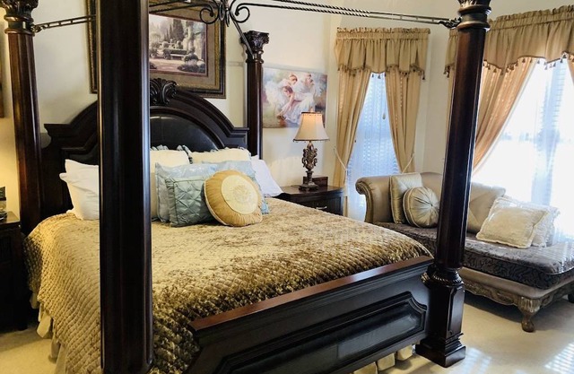 A Rare Gem. ! Perfect Getaway !20 Min Frm Airport. Luxury home, 6 bedrooms
