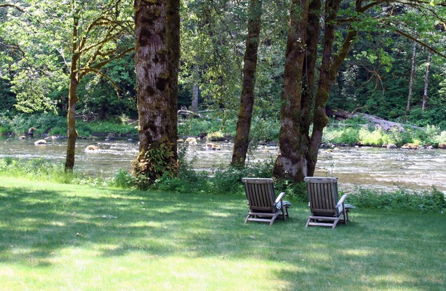 A River Runs Through It #2 Waterfront luxury with hot tub, fireplace & firepit