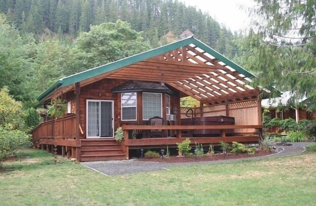 A River Runs Through It #1 - Waterfront Luxury Hot Tub, Fireplace & Firepit