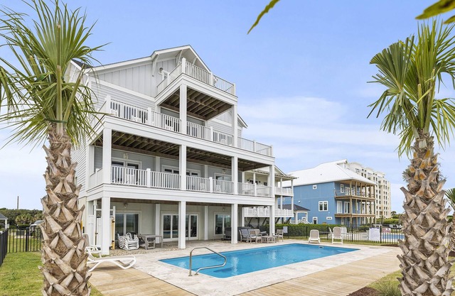 A Salty Kiss, Oceanfront House in Indian Beach, NC!