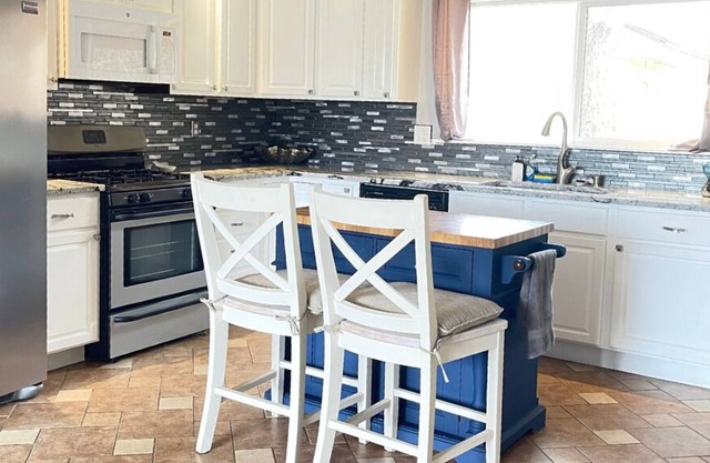 A Sparkling One-bed APT w/Fast Wi-Fi, TV & Queen Bed, in Nice Neighborhood!