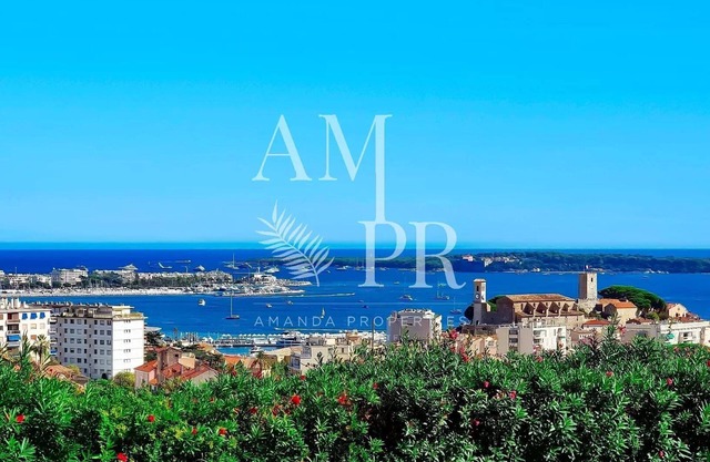 A stone's throw from the Croisette - sea view - Unique villa