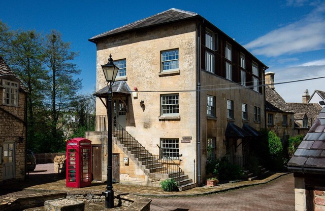 A sudeley castle cottage that sleeps 4 guests in 2 bedrooms