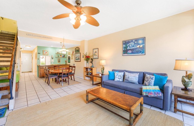 A04 - Beautiful Townhouse Style Bahia Vista Condo, POOL, BBQ, 2.5baths