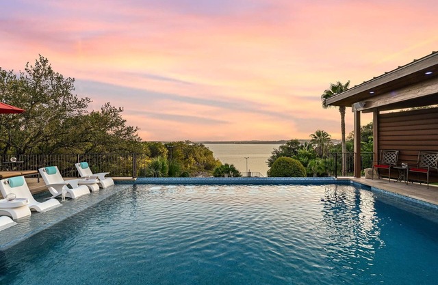 Above Palms I NEW Pool & Spa I Views I Lake Travis I Family Fun I Services