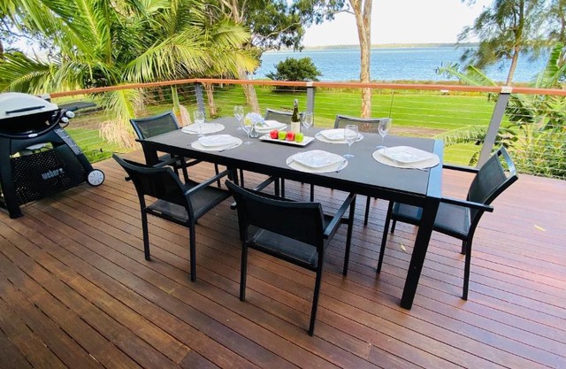 Absolute lakefront house - enjoy the sunrise