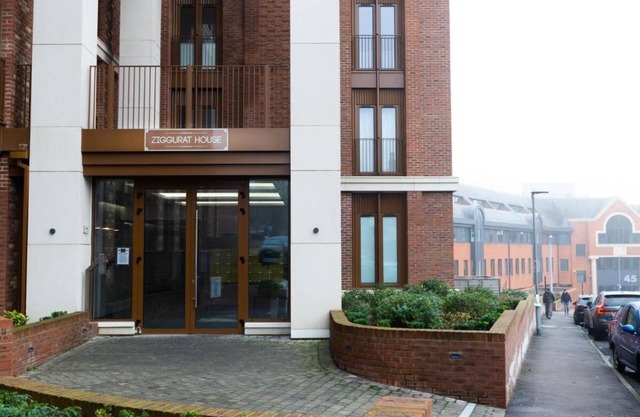 Absolute Stays at The Ziggurat - Free Wifi Contractors Families Long Stay Discou