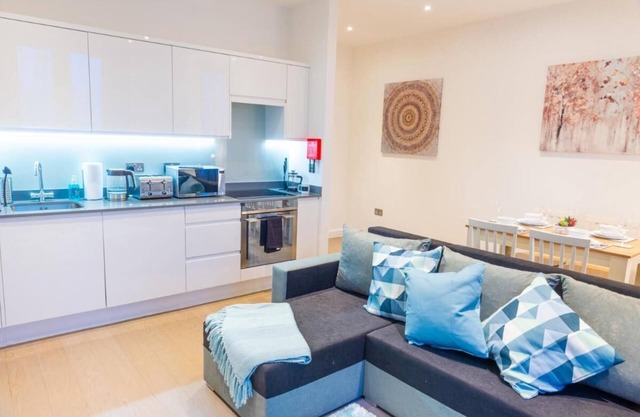 Absolute Stays on Grosvenor- Free Wifi Families Contractors Longshort Stays