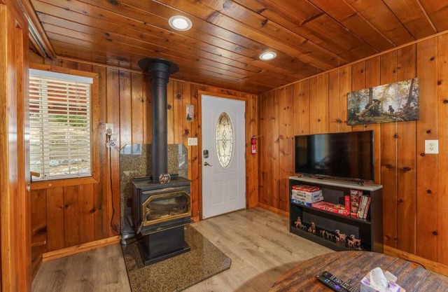 Acorn Cabin - Charming Place, Your getaway to Yosemite, Bass Lake