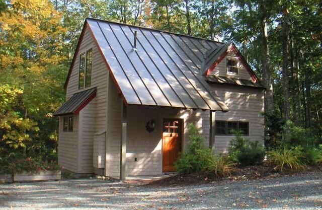 Acorn Cottage - in the village of Bar Harbor, walk or bike to ANP and the downtown village