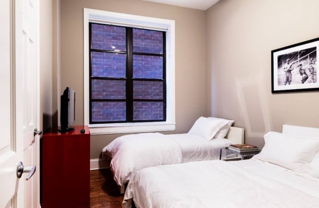 Across From Wrigley Field, Beautiful New 4 Bedroom Featured On Travel Channel!