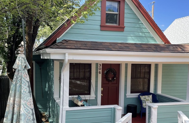 Adorable Downtown Cottage
