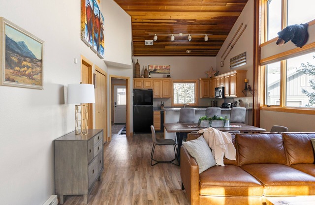 Adorable Slopeside Chalet | Ski-In/Out | Cozy Fireplace| Walk to Resort