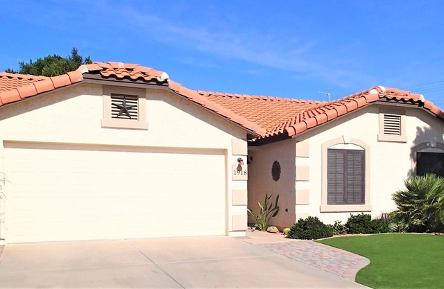 Adorable, Sparkling Clean Home in Fabulous Val Vista Lakes Community!!
