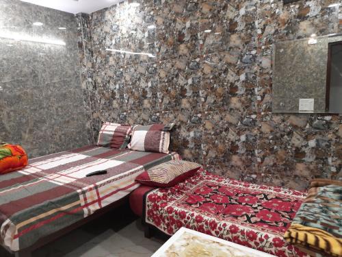 Aggarwal hotels & guest houses lajpat nagar home stay in cream location of with attached kitchen and washroom in independent floor 92121,74,700