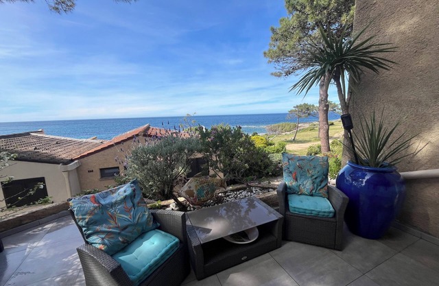 Air-conditioned apartment with sea view 50m from the sea in Sant Ambroggio
