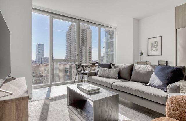 Airy South Loop Jr 1BR w/Lounge, Pool & Gym nr Grant Park, by Blueground