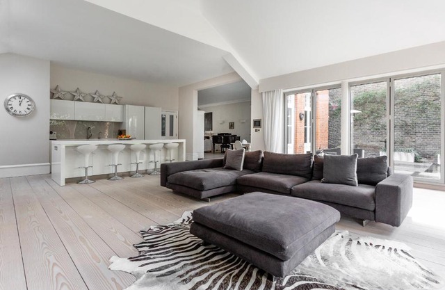Albert Bridge Road VI by Onefinestay