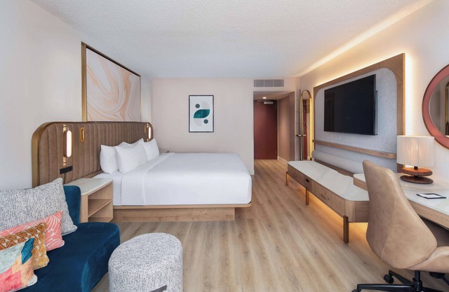 All the Comforts of Home! Free Airport Shuttle, Near South Beach, Pets Allowed!