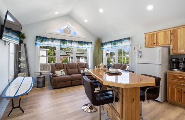 Alluring 2-Bedroom Cottage in Delightful Old Orchard Beach with WiFi, AC