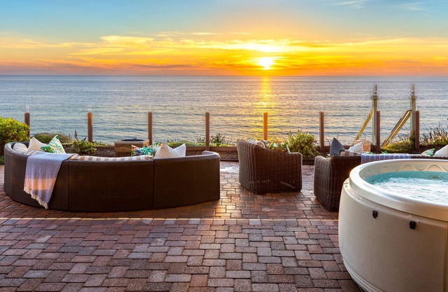 Alluring Oceanfront Home in Encinitas E1084-0