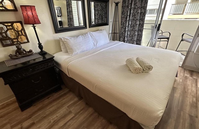 ALOHA-WAIKIKI 2 Blocks to BEACH with a KING BED! 49