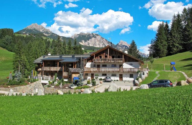 Alpine Mountain Chalet (H7W4NF9)