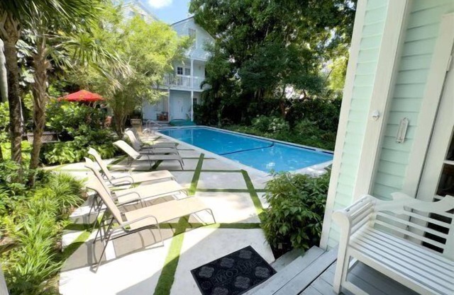 Amanda's Garden Getaway - Mid Town 3/2 cottage