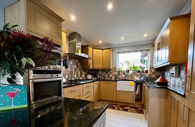 Amazing 4 Bed House with gameroom, garden and parking