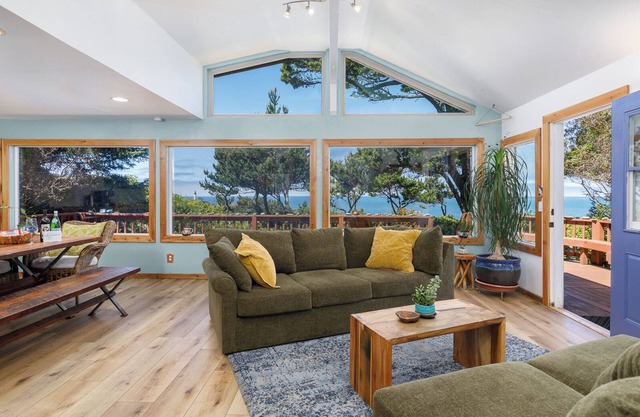 Amazing Ocean Views with Hot Tub, Family Friendlynn