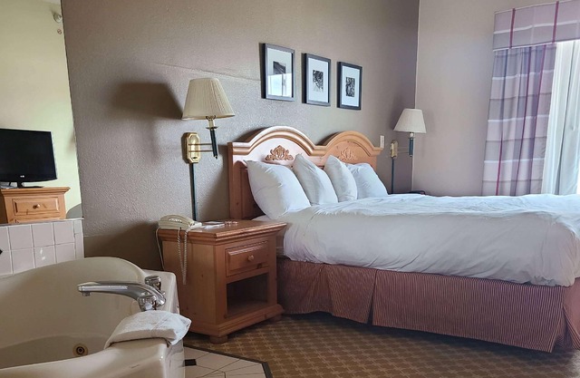 AmericInn by Wyndham Galesburg