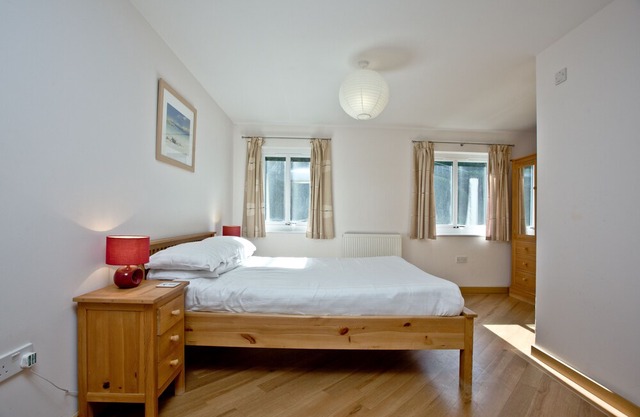 An apartment that sleeps 4 guests in 2 bedrooms