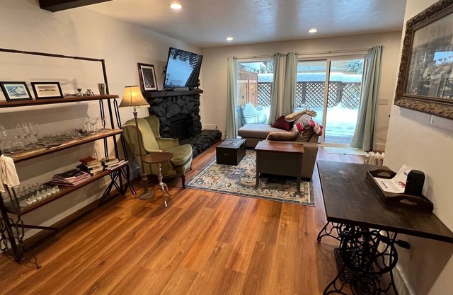 Andora Villa #143, Modern 2 BR / 2Bath, Centrally Located, Close to Downtown