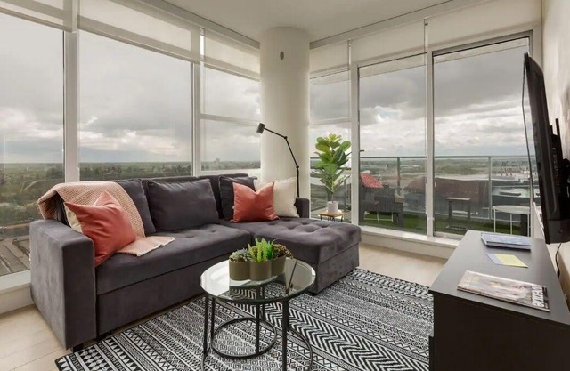 Angelite: Modern 2 bdrm downtown apartment with FREE parking, Wi-Fi, great views