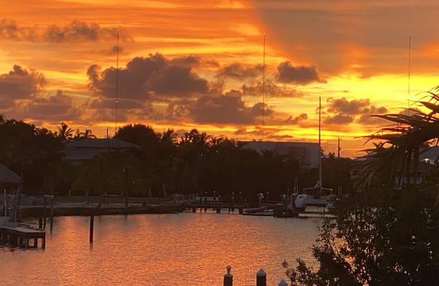 ANY DAY CHECK-IN TIL DEC! 5/5 Villa, Dock, Private Pool, Elevator, Walk to Beach