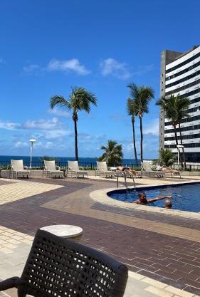 Apartamento beira mar localizado no Ondina Apart Hotel