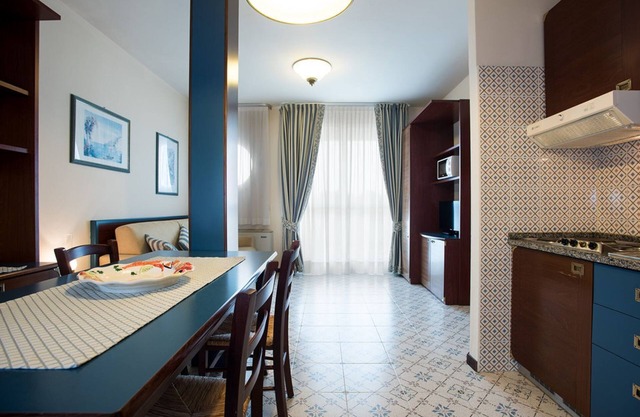 Aparthotel Holiday - Panoramic Royal