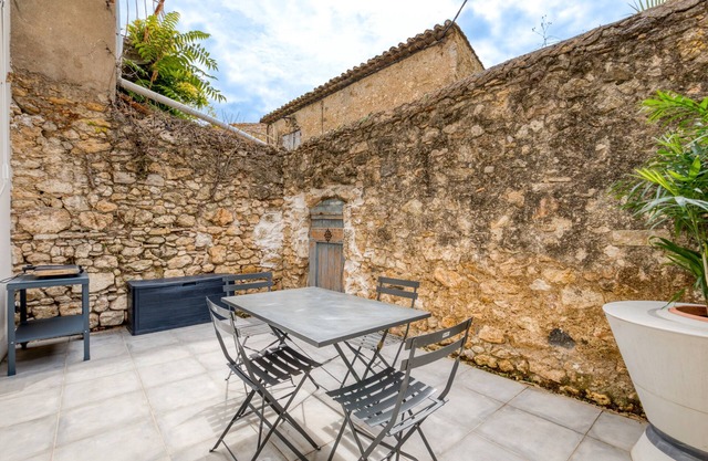 Apartment 'Le Poulailler D'alice' with Private Terrace, Wi-Fi and Air Conditioning