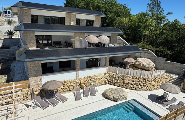 Apartment(1) Luka max.4 pers. Next to the pool and 7 min from the sea.