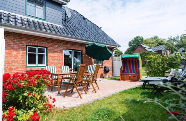 Apartment 'Ferienhaushälfte Hafenperle' with Shared Garden and Wi-Fi