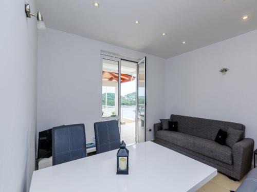 Apartment Franceska -Two-Bedroom Apartment with Terrace and Sea View