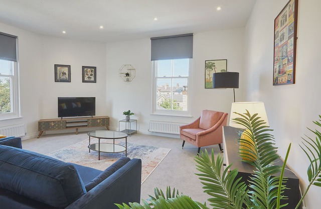 Apartment B, Cornerhouse Apartments