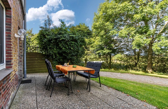 Apartment 'Hooge' with Private Terrace, Shared Garden and Wi-Fi