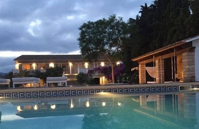 Apartment in a luxurious villa for 4 people