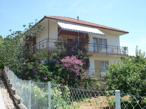 Apartment in Vinisce 100m from the Sea