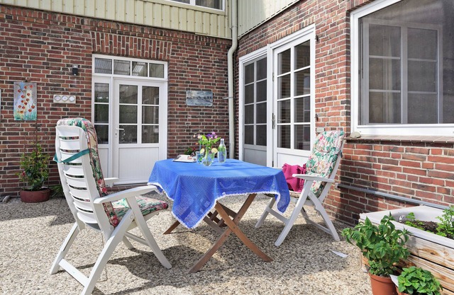 Apartment 'Lüttmoor' with Private Terrace, Shared Garden and Wi-Fi