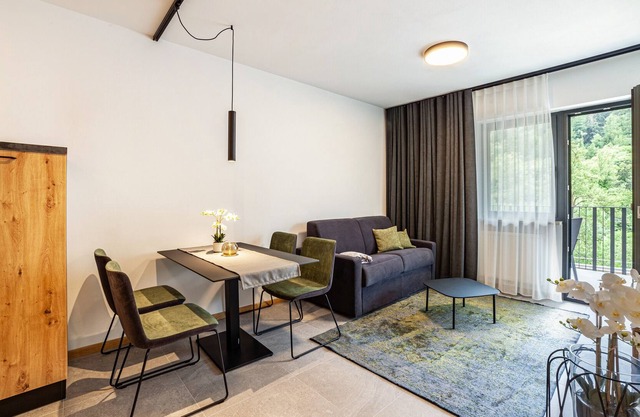 Apartment "Pauli 4" with Mountain View, View of the spa town of Merano, Balcony & Wi-Fi