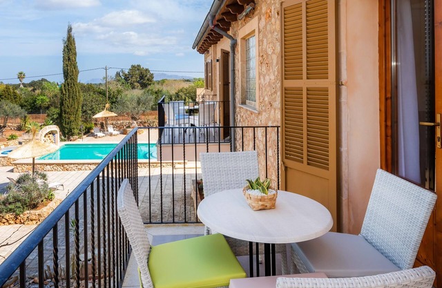 Apartment 'S Hort Can Capità Estudio Balcón 10' close to the Sea with Shared Pool & Wi-Fi