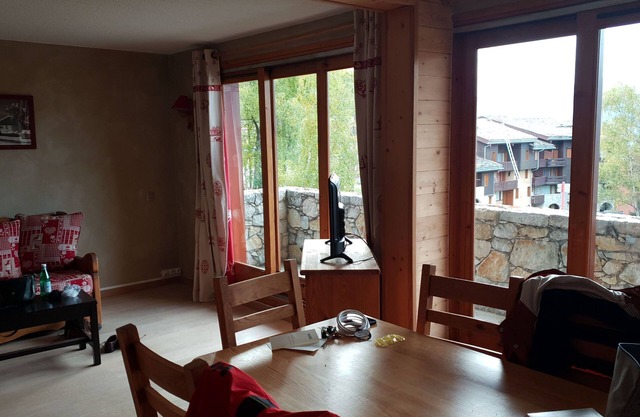 Apartment sleeps 6 on the slopes and close to shops !